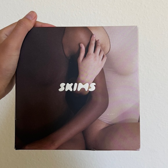 Brand new SKIMS long sleeve scoop neck bodysuit - Picture 5 of 5